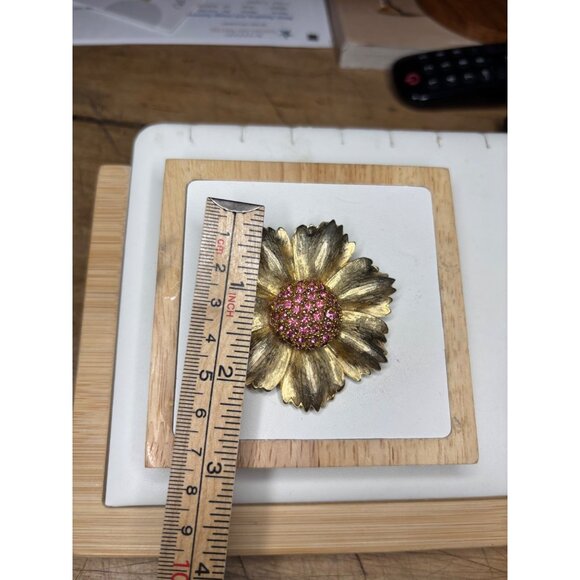 Vintage Gold-Toned Floral Brooch With Pink Rhinestones - Picture 5 of 9